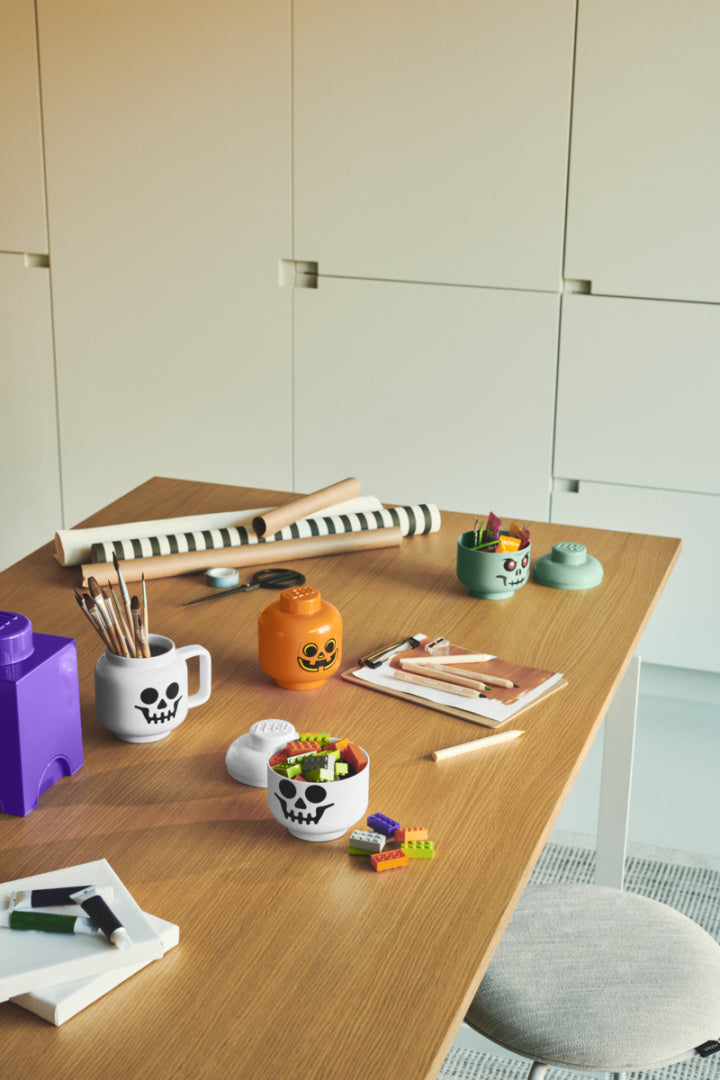 Pojemnik LEGO głowa zombie w kształcie kubków i dyni do przechowywania drobiazgów na drewnianym stole