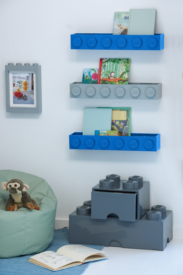 Szare i niebieskie półki LEGO naścienne do przechowywania oraz czarna półka LEGO w formie pudełek klocków