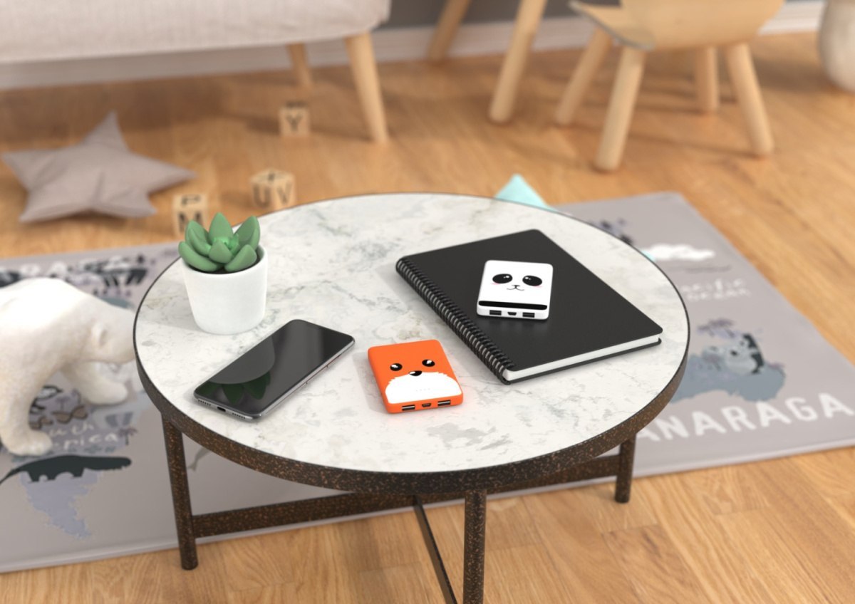 Powerbank panda 5000 mah Yamann na okrągłym stole obok smartfona i notesu z motywem pandy