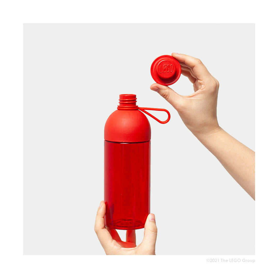 Czerwona butelka LEGO 500 ml z odkręcanym korkiem trzymana w dłoniach