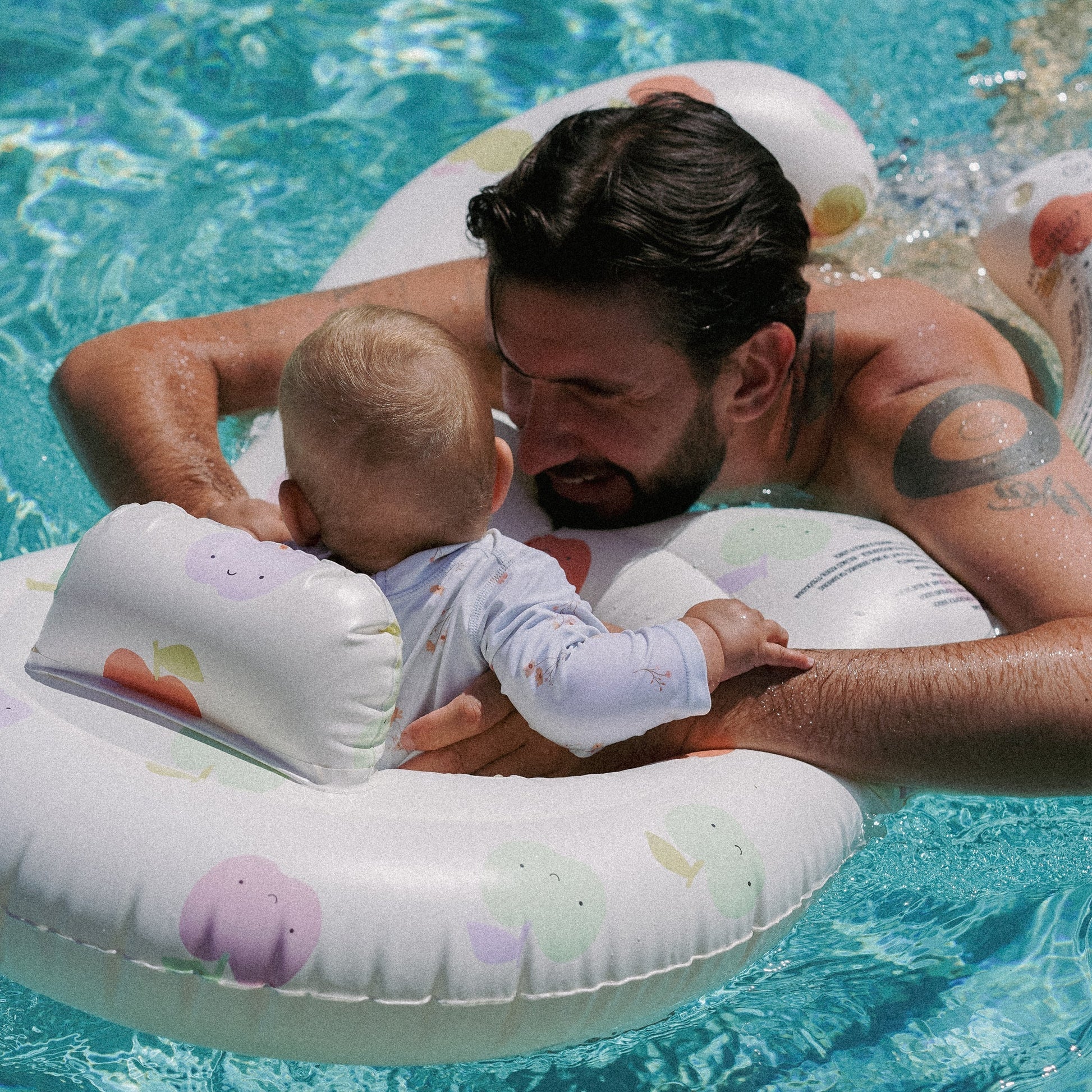 Fotelik do pływania dla niemowląt Sunny Life z nadrukiem owoców, dziecko i tata w basenie