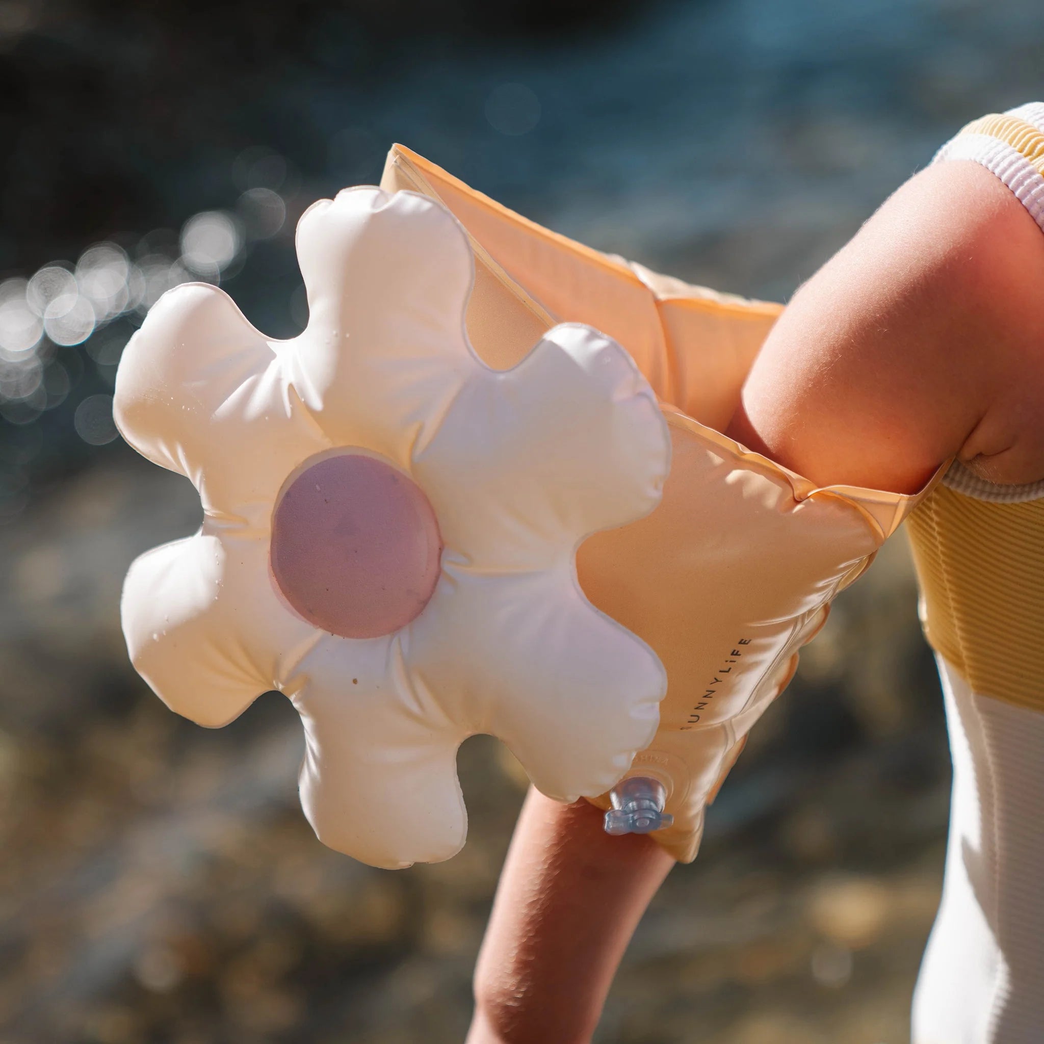 Dmuchane rękawki dla dzieci SUNNY LIFE w kształcie białego kwiatu na plaży