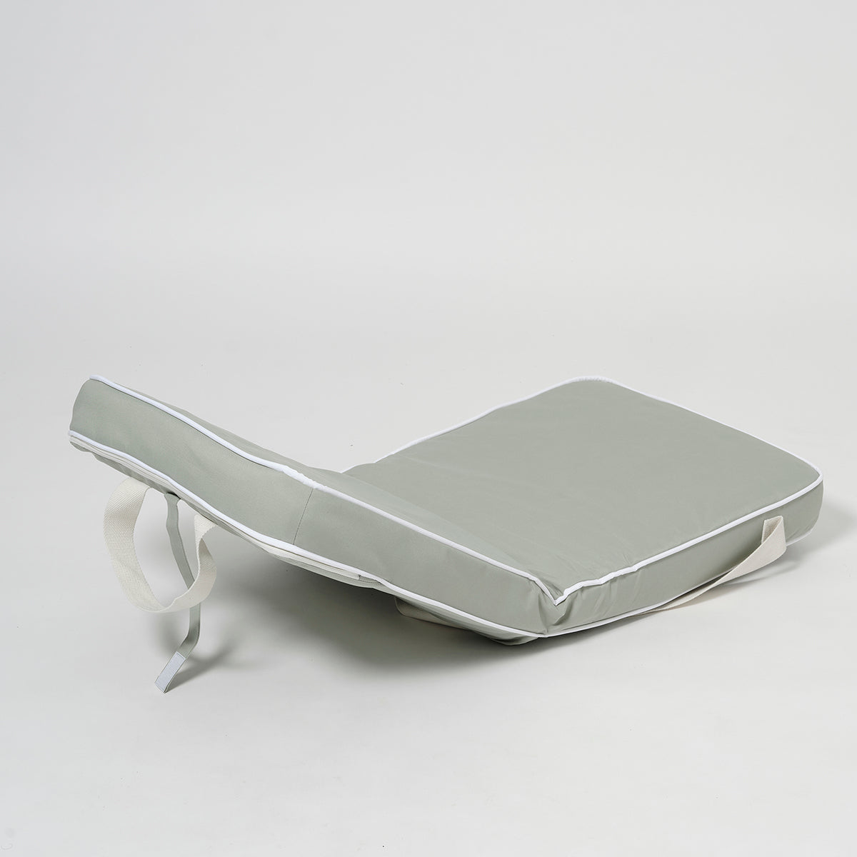 Składane krzesło La Palma Sage od Sunny Life w zielonym kolorze z białą lamówką i uchwytami