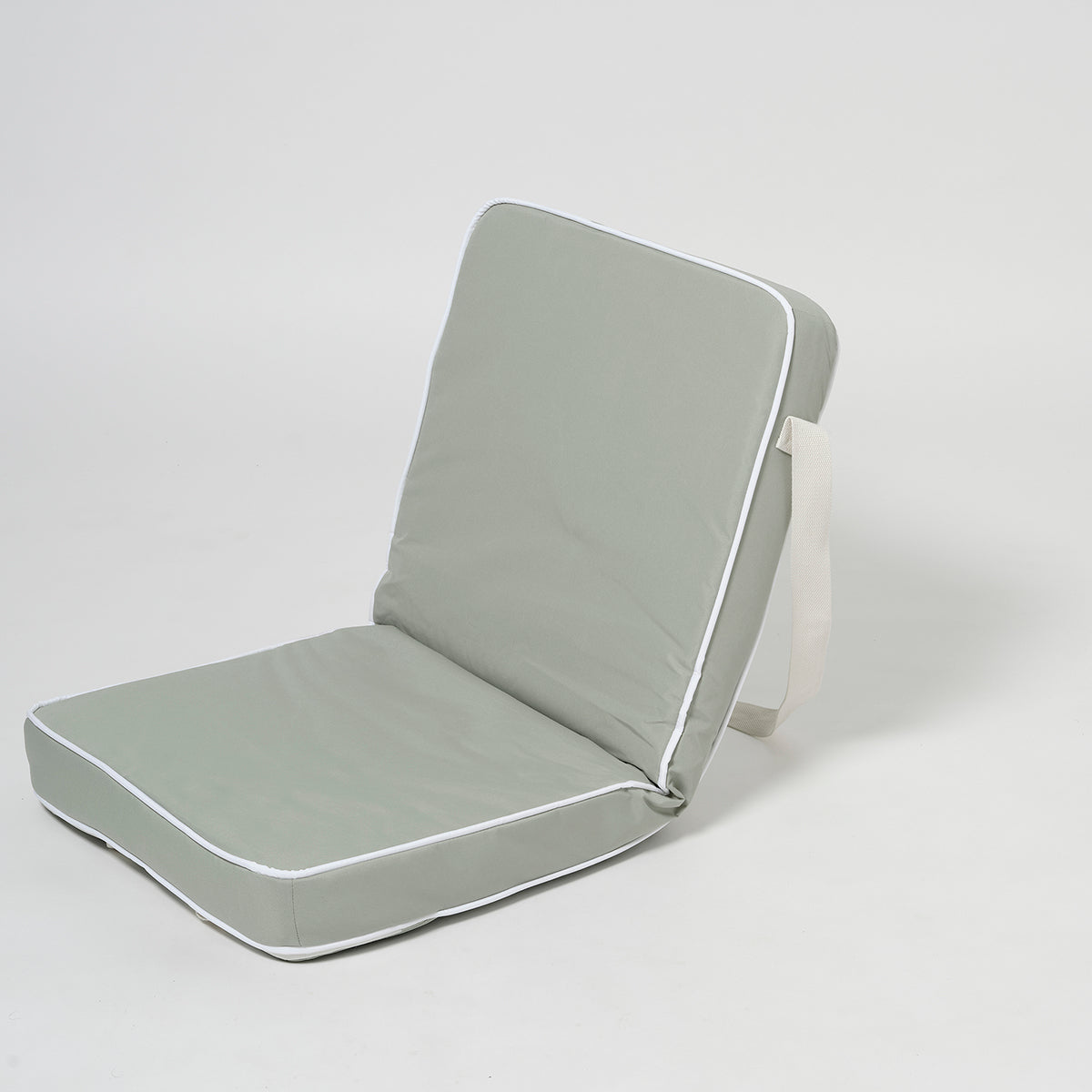 Składane krzesło La Palma Sage marki Sunny Life w odcieniu zieleni z białą lamówką i uchwytem do przenoszenia
