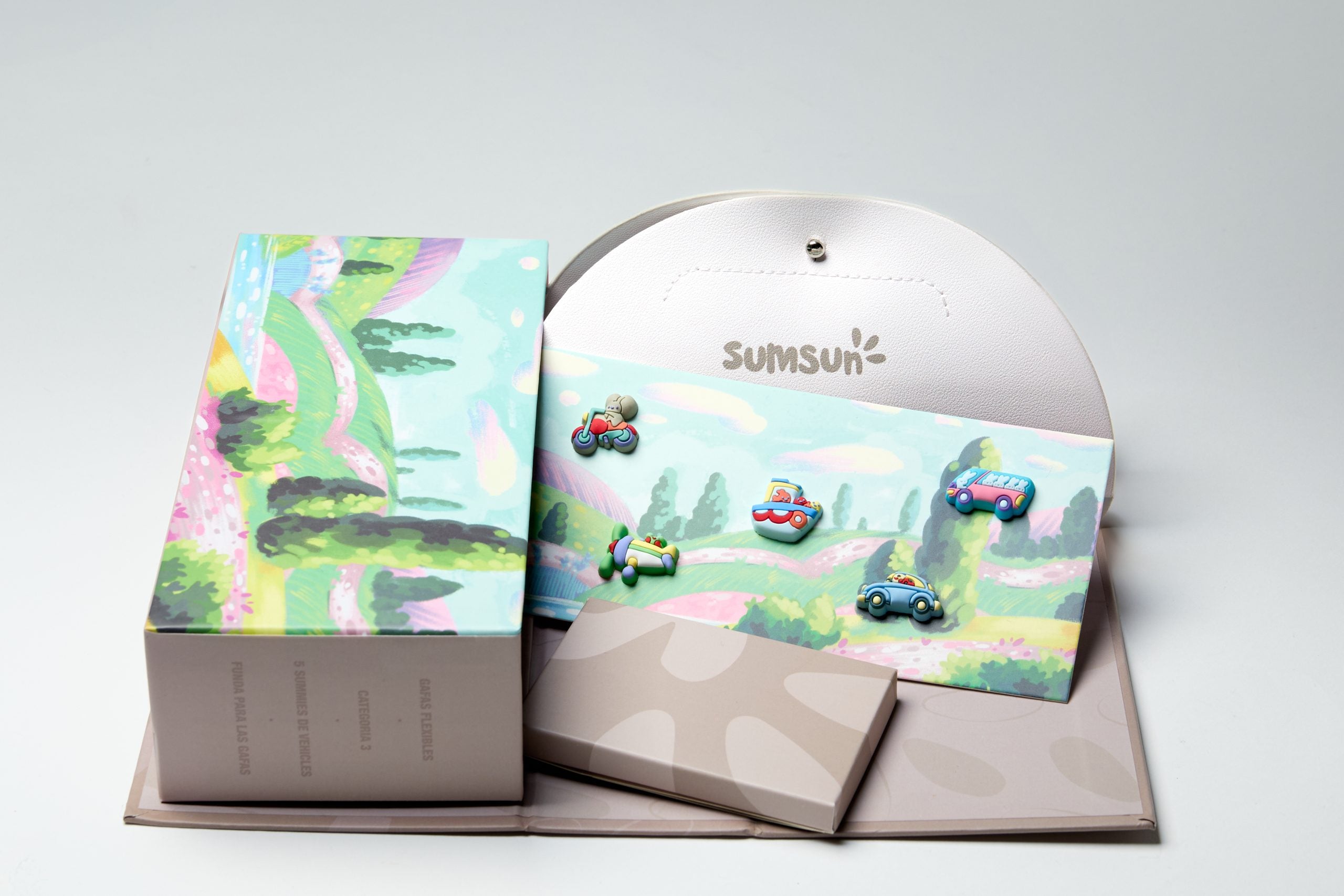 Opakowanie z zestawem kolorowych okularów przeciwsłonecznych dla dzieci marki BV JACOB COMPANY