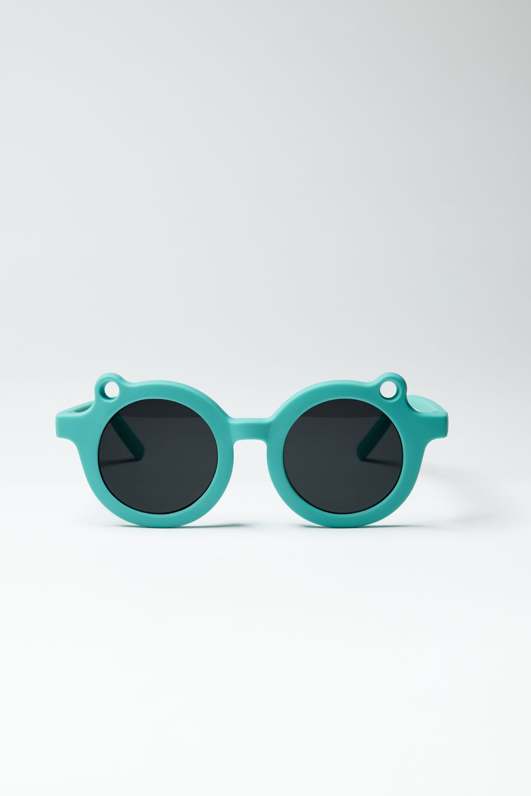 Turkusowe okulary przeciwsłoneczne dla dzieci z okrągłymi czarnymi szkłami od BV JACOB COMPANY