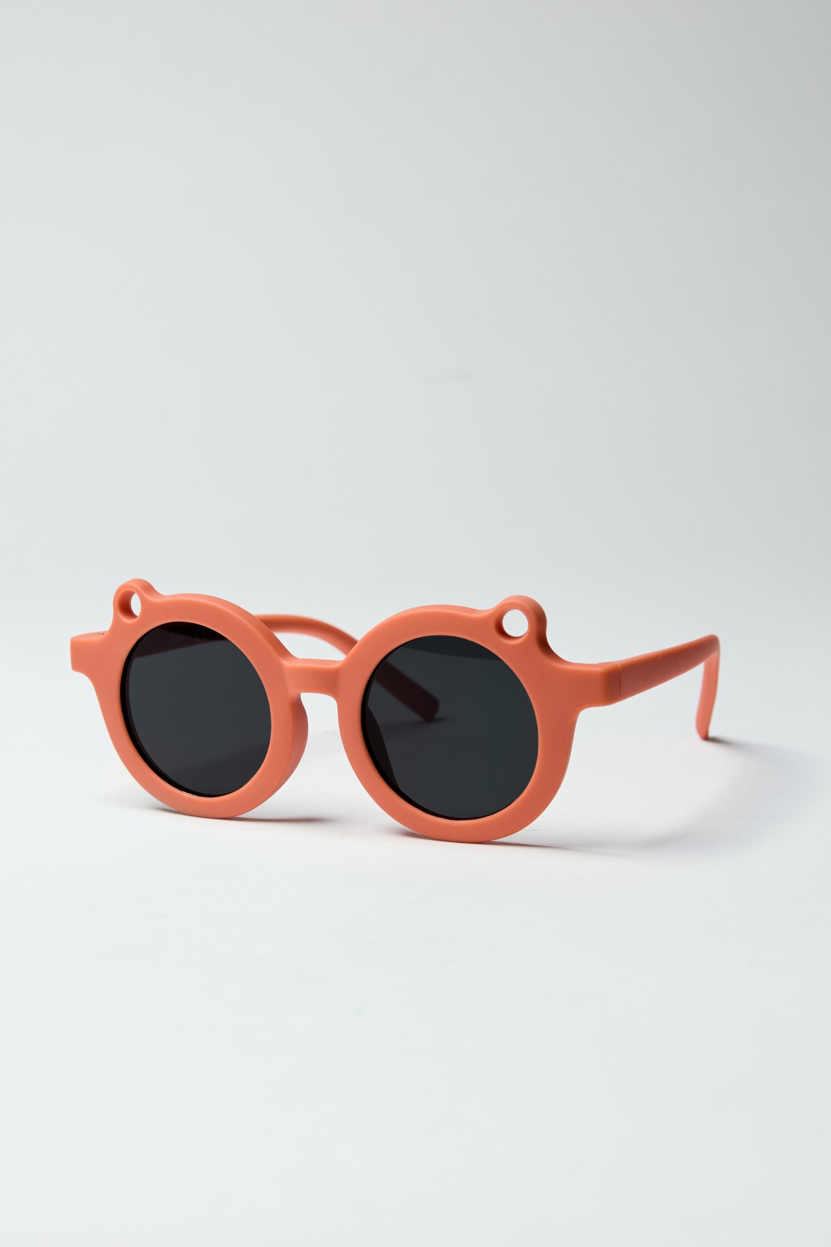 Stylowe pomarańczowe okulary przeciwsłoneczne dla dzieci z okrągłymi czarnymi soczewkami