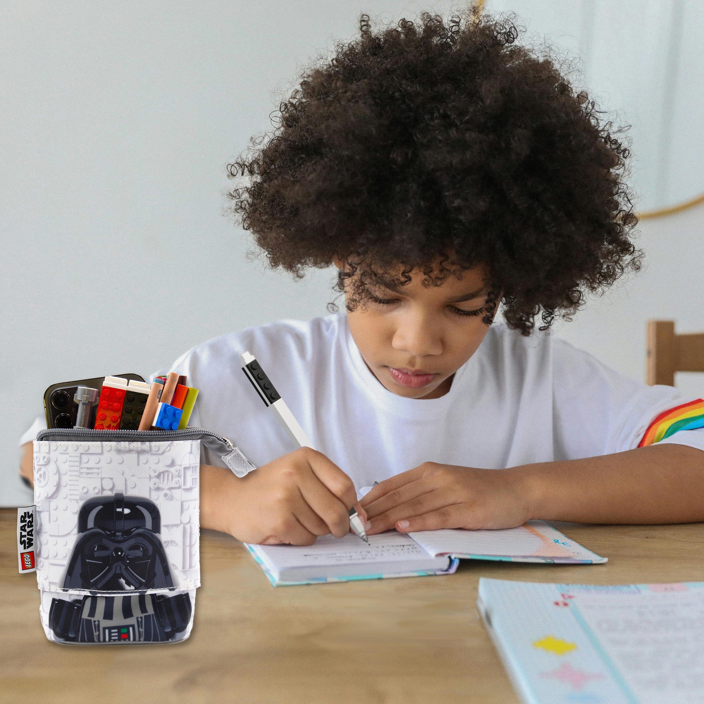 Piórnik LEGO Star Wars z motywem Dartha Vadera na biurku z przyborami szkolnymi