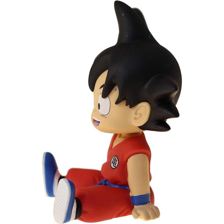 Plastoy skarbonka Dragon Ball w kształcie postaci Goku w czerwonym stroju siedzącej