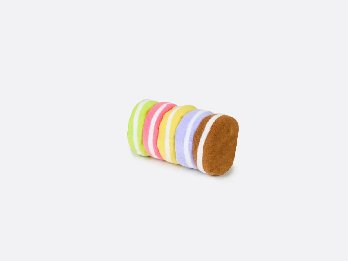 Kolorowe skarpetki Bon Macaron od WABOBA AB ułożone w stos na białym tle