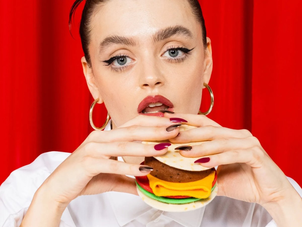 Kobieta trzymająca cheeseburger skarpetki EMS z wzorem sera, pomidora i sałaty
