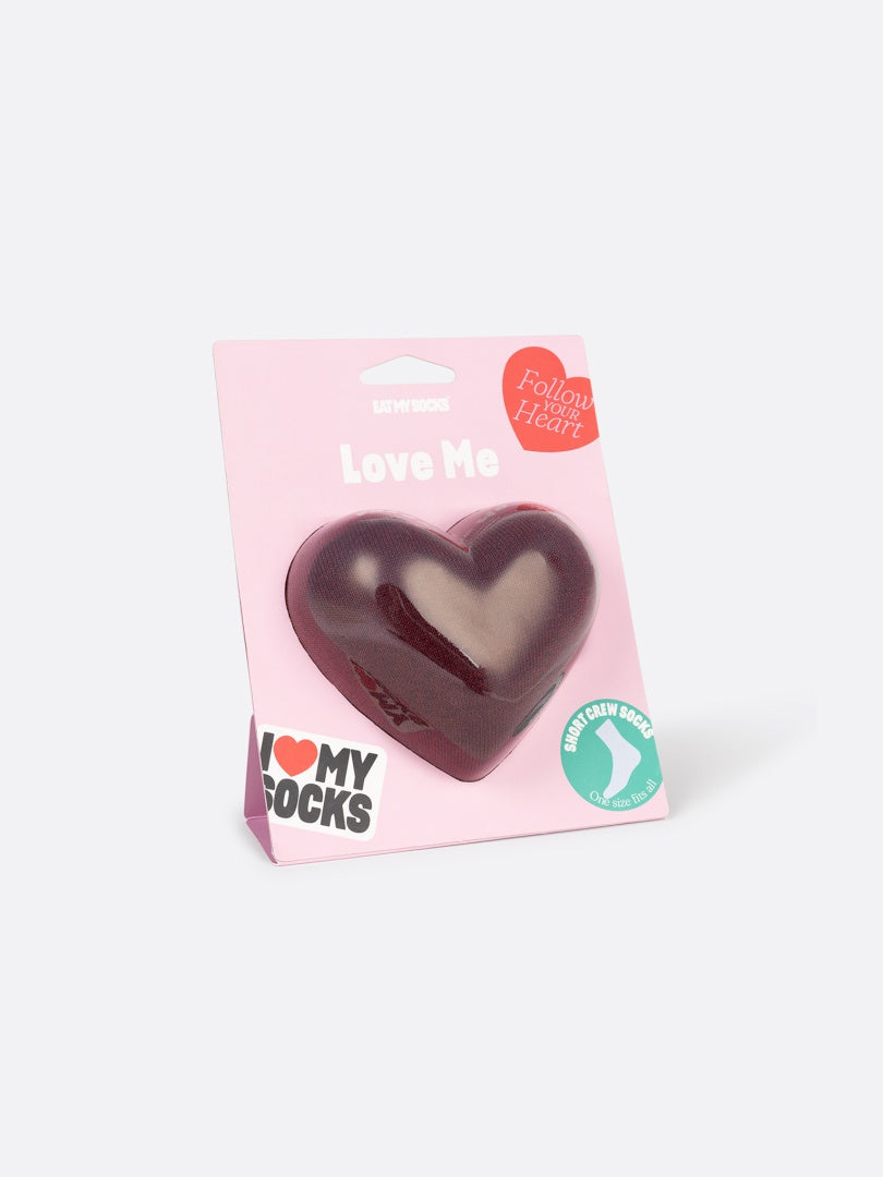 opakowanie skarpetki EMS Love Me Red z sercem i różowym tłem od WABOBA AB