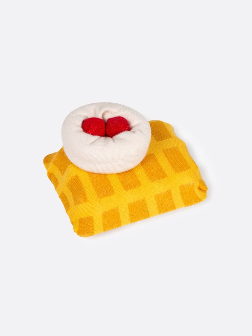 Skarpetki ems słodki wafel żółte w kratkę z białym i czerwonym wzorem przypominającym wafel z owocami