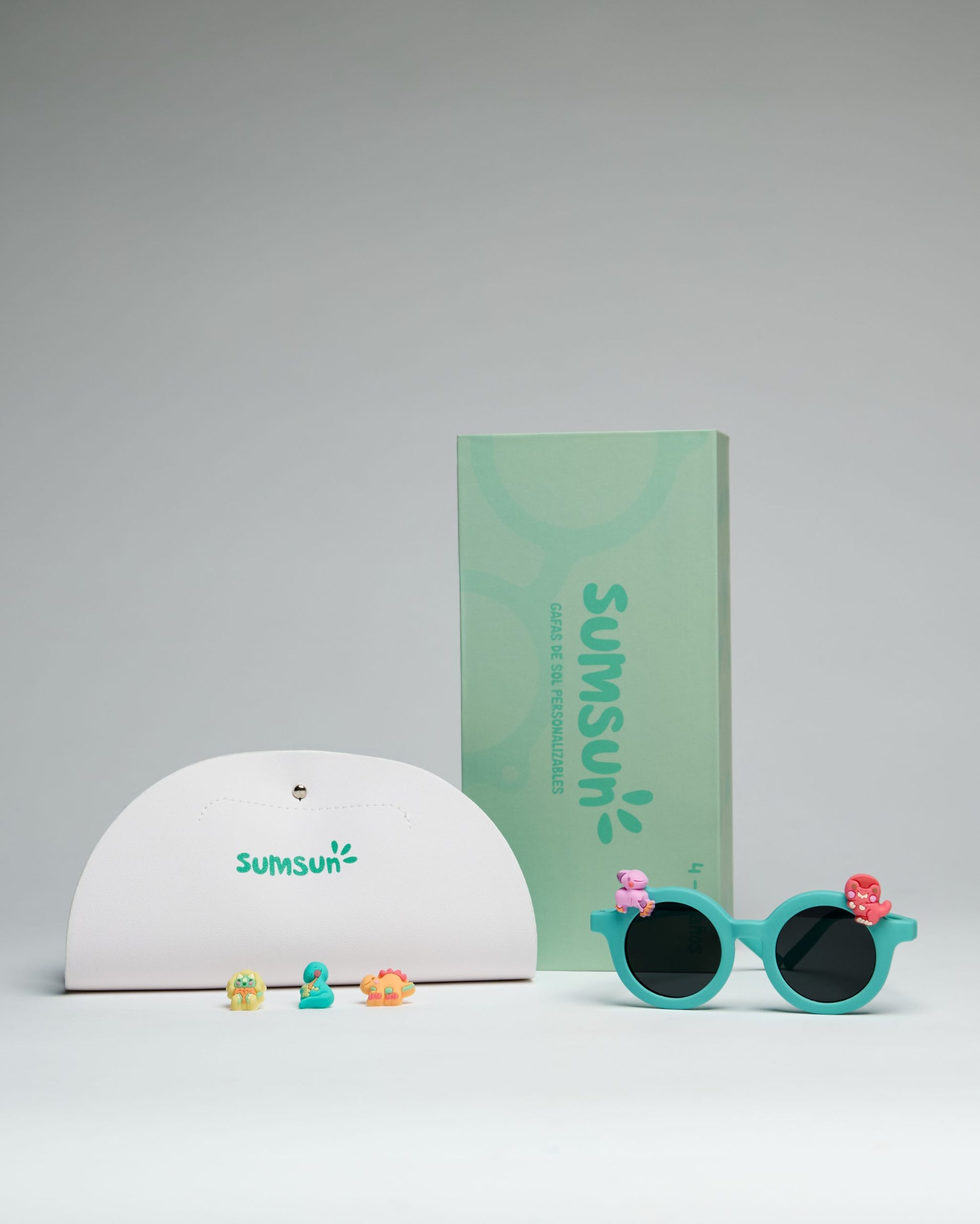 Okulary przeciwsłoneczne dla dzieci w zielonej oprawce z kolorowymi ozdobami i etui Sunsun od BV JACOB COMPANY