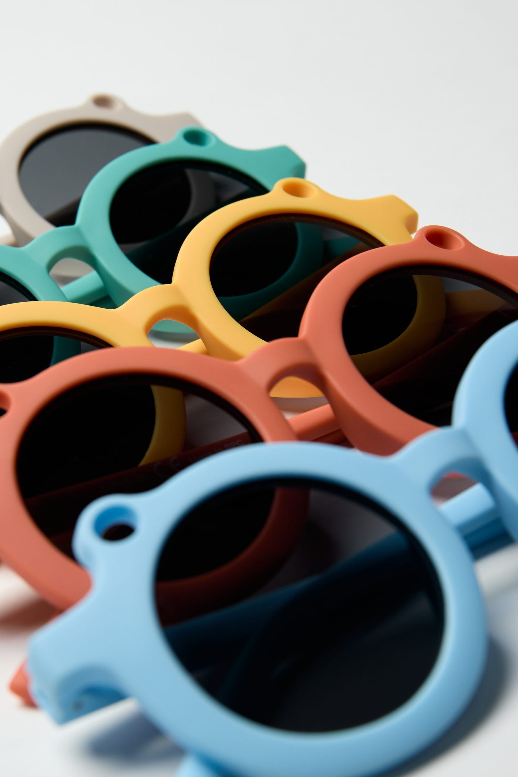 Kolorowe okulary przeciwsłoneczne dla dzieci marki BV JACOB COMPANY w różnych pastelowych odcieniach