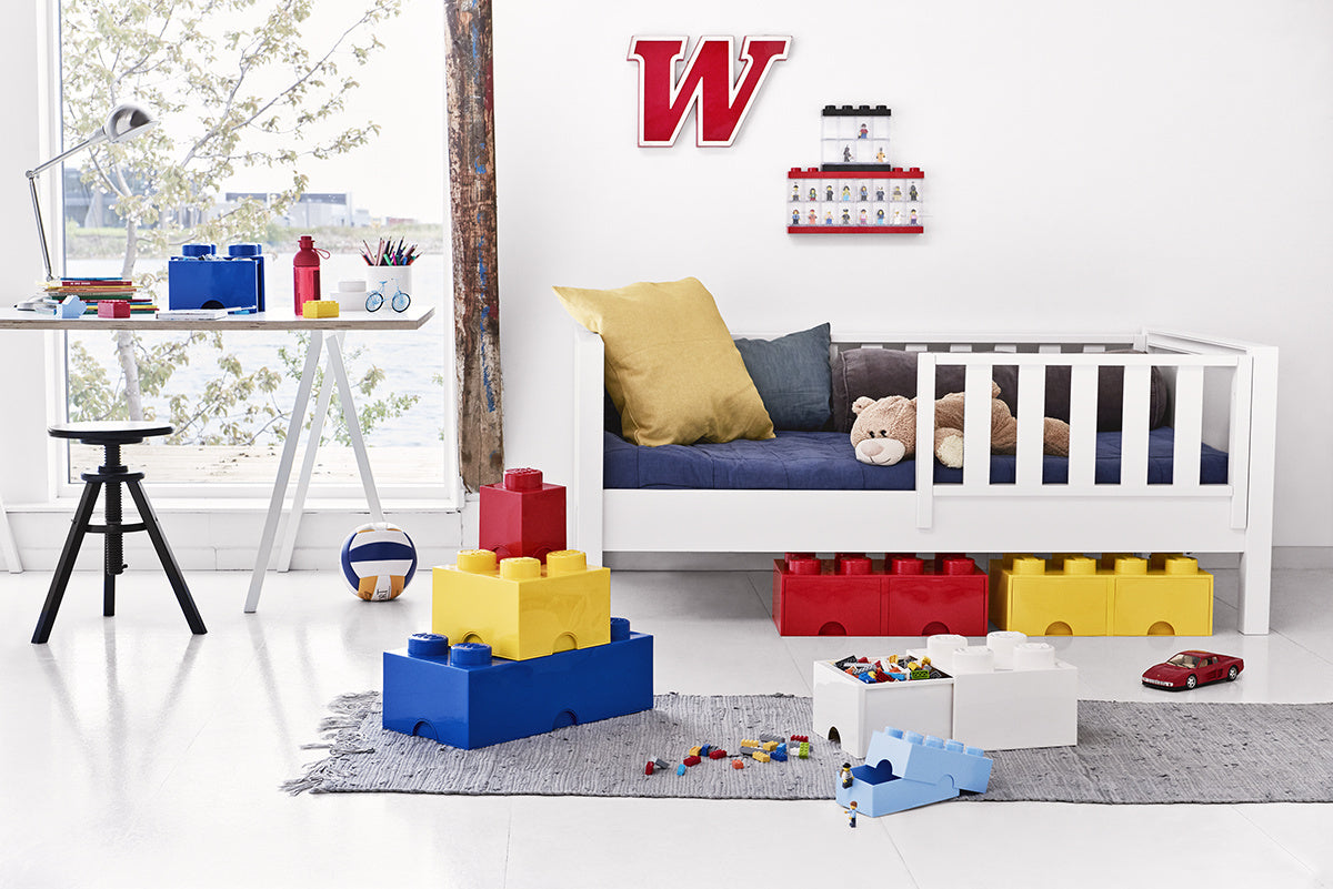 Biała szuflada LEGO na zabawki w pokoju dziecięcym w kształcie dużych klocków do przechowywania