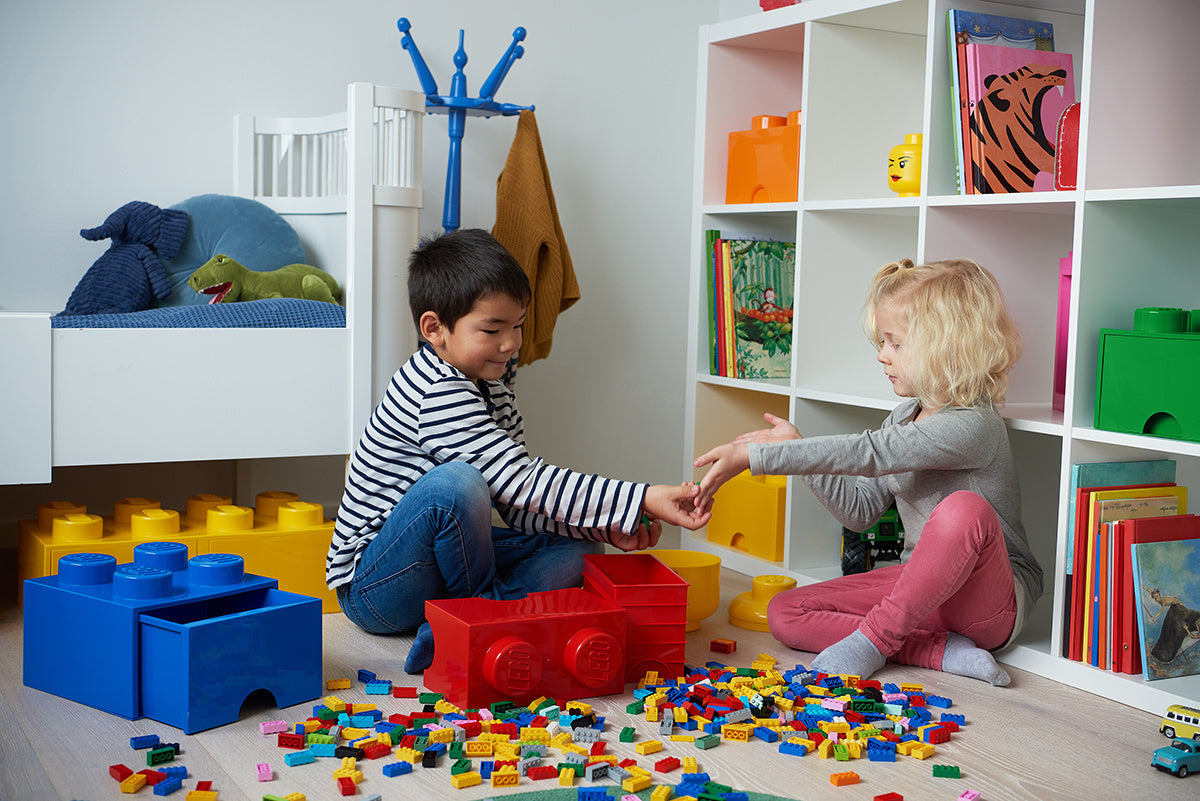 Dzieci bawiące się klockami LEGO z szufladą LEGO Brick 4 zielona i innymi kolorowymi pojemnikami w pokoju