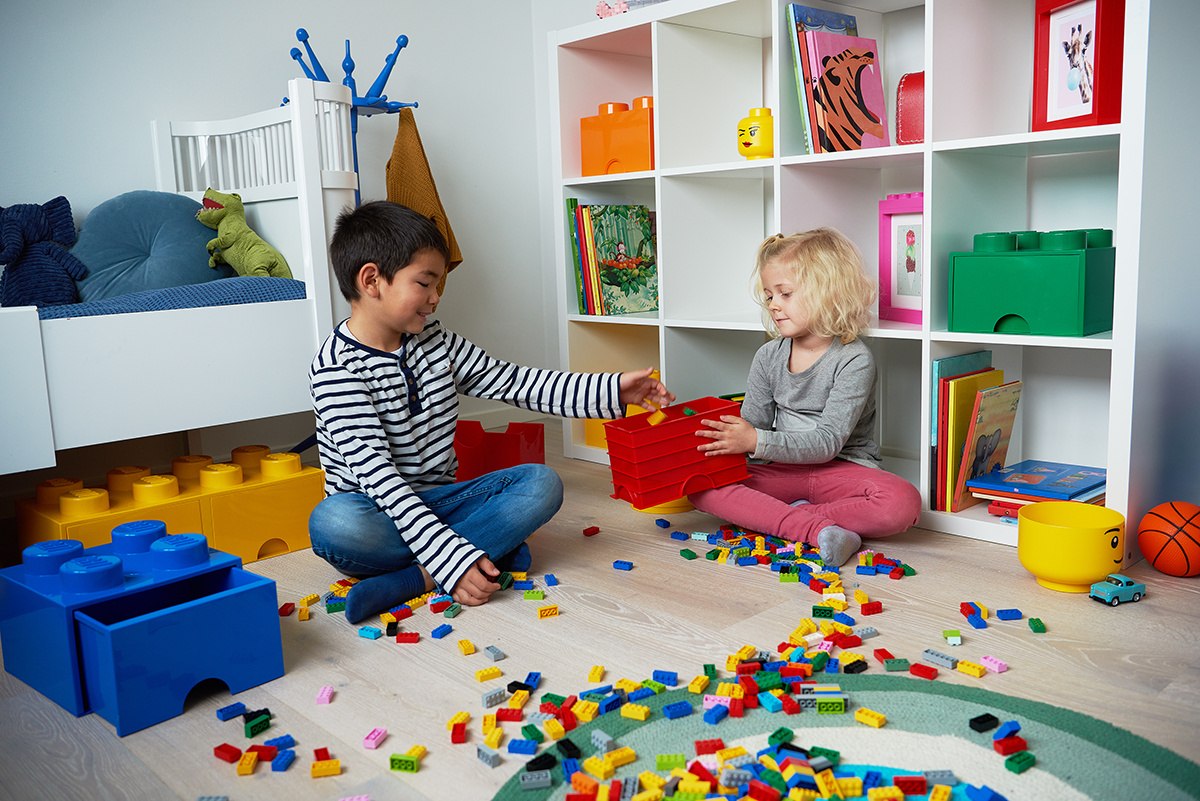 Dzieci bawiące się klockami LEGO wokół szuflady LEGO Brick 4 zielonej w pokoju dziecięcym