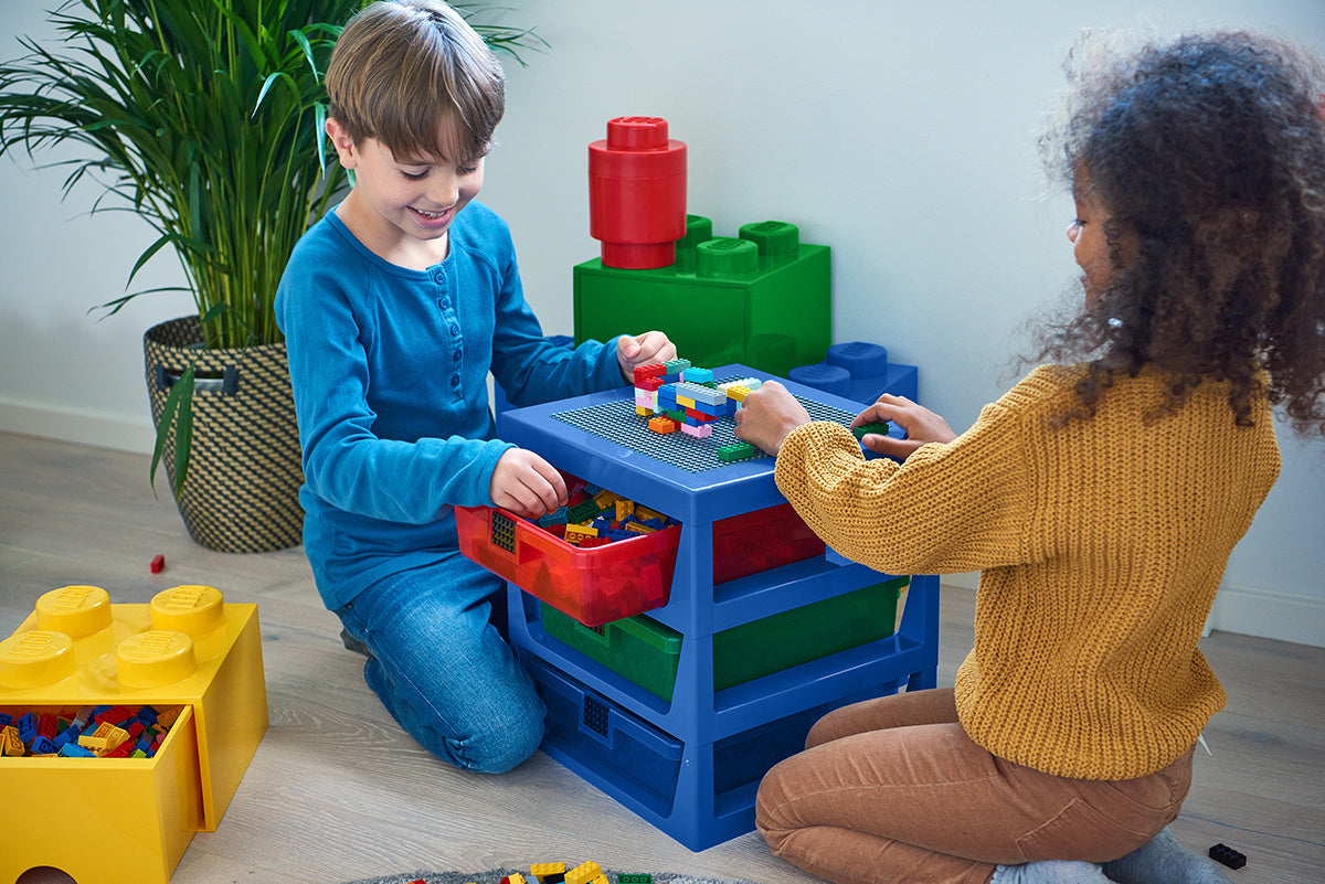 Dzieci bawiące się klockami LEGO przy szufladzie klocek LEGO do przechowywania klocków