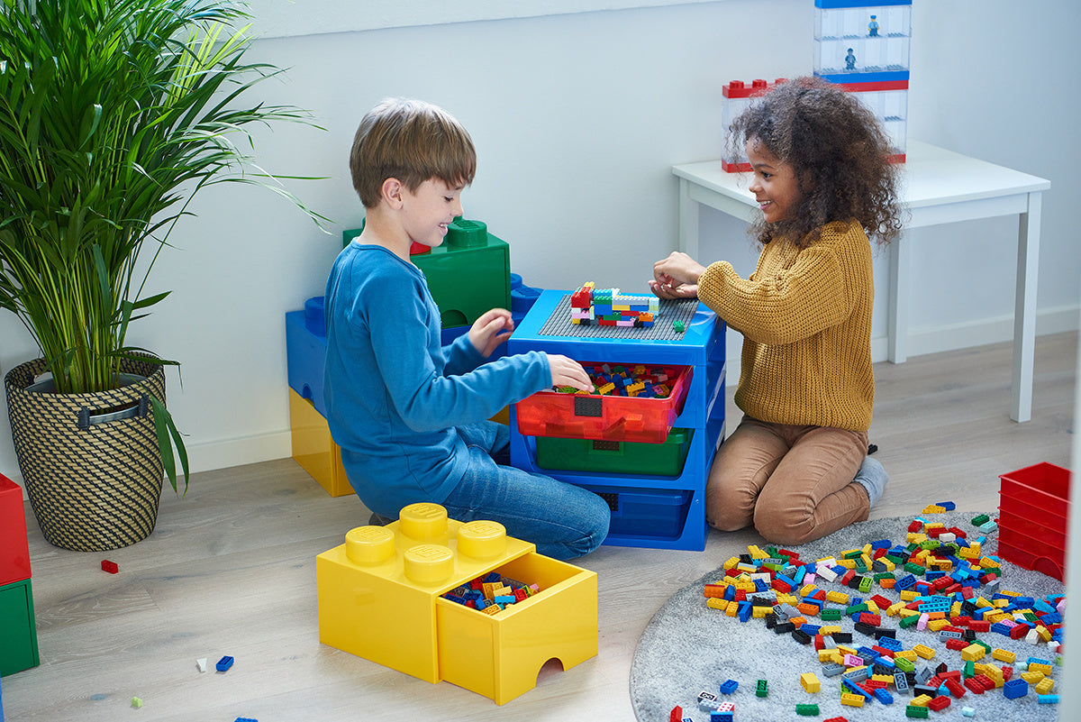 Dzieci bawiące się klockami LEGO z użyciem szuflada klocek LEGO do przechowywania kolorowych klocków