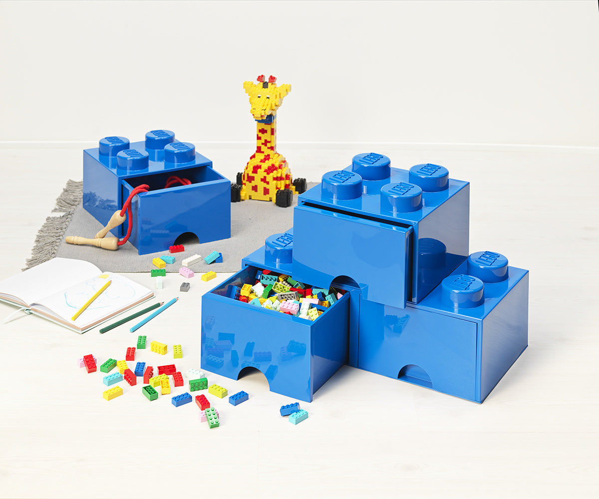 Szuflada LEGO Brick 8 niebieska do przechowywania klocków z lodową zabawką żyrafą w tle