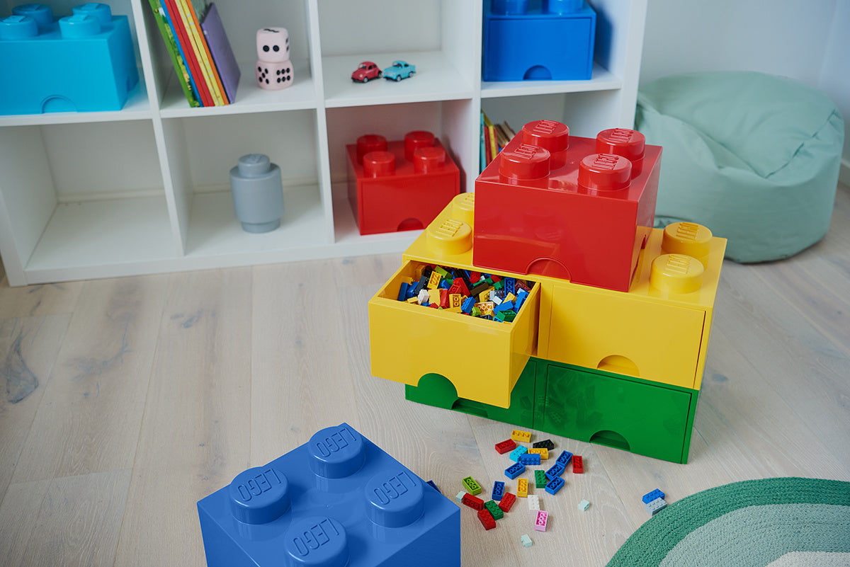 Szuflada LEGO Brick 8 żółta otwarta z kolorowymi klockami LEGO na podłodze w pokoju dziecięcym