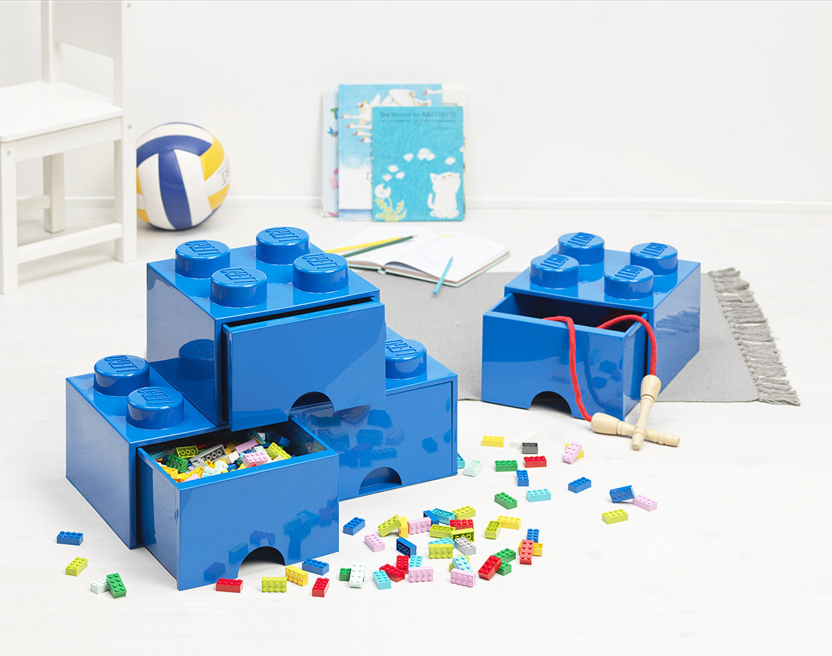 Szuflada LEGO Brick 8 niebieska z otwartymi przegródkami pełnymi klocków LEGO na jasnym tle