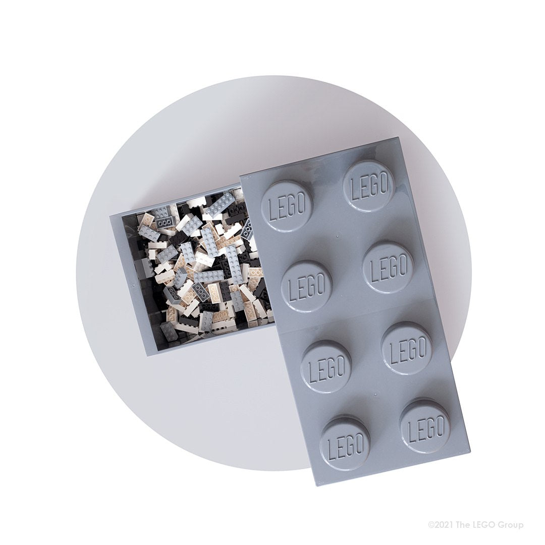 Szara szuflada LEGO dla dzieci w kształcie klocka z otwartym wiekiem i kolorowymi klockami w środku