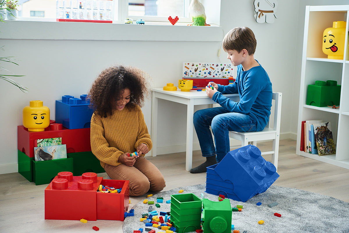 Dzieci bawiące się z szufladą LEGO Brick 8 zielona i innymi kolorowymi klockami LEGO w pokoju dziecięcym