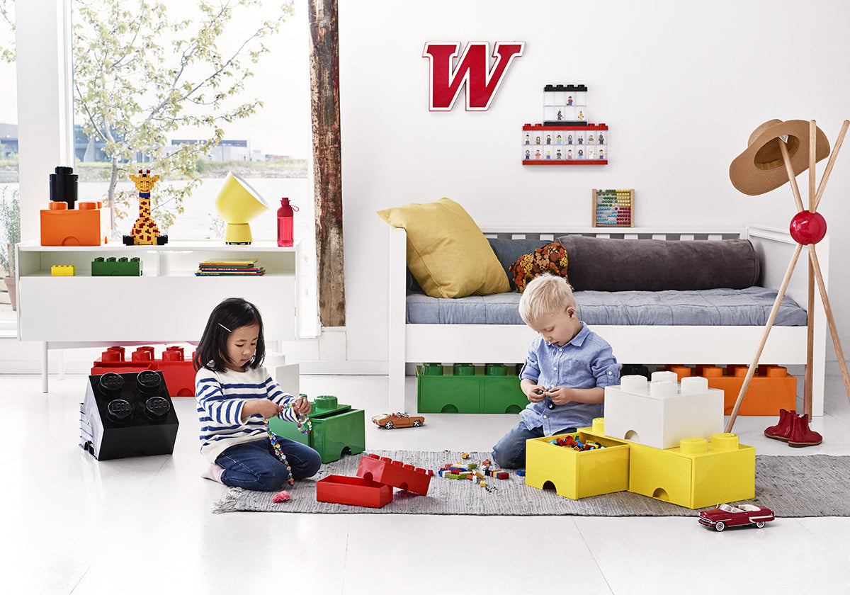 Dzieci bawiące się klockami LEGO z szufladą LEGO Brick 8 żółtą w jasnym pokoju zabaw