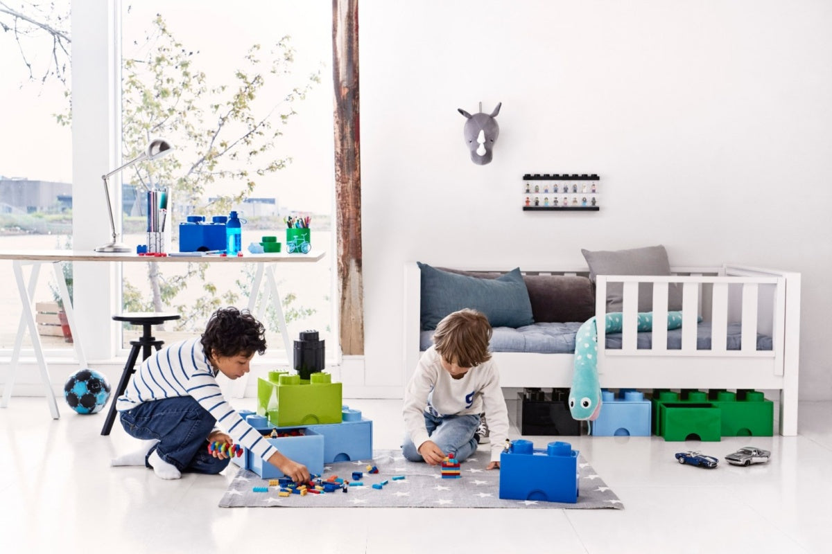 Dzieci bawiące się klockami z szufladą LEGO Brick 4 jasnoniebieska w nowoczesnym pokoju