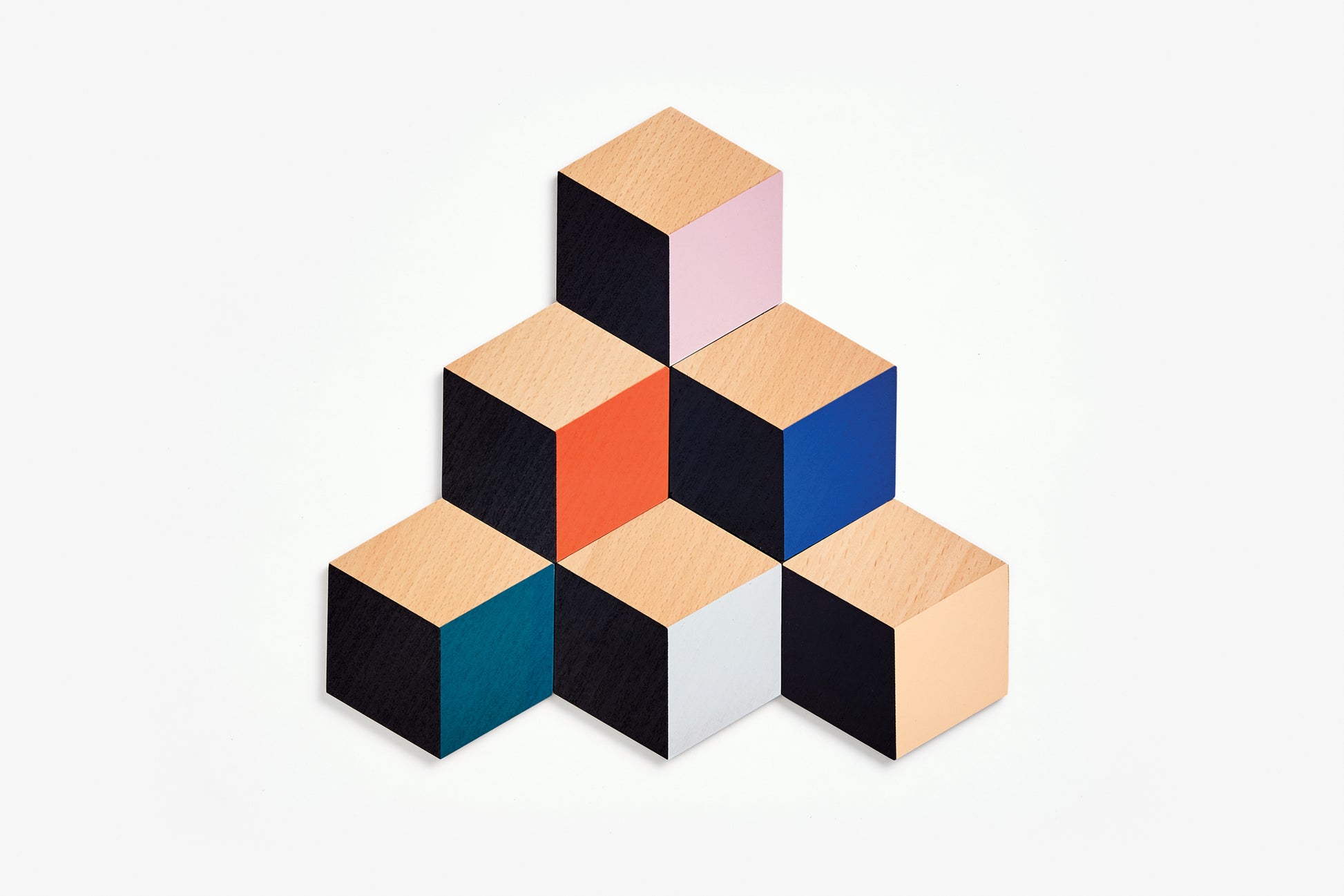 Nowoczesne podkładki stołowe nowoczesne Areaware w kształcie kolorowych geometrycznych kostek drewnianych