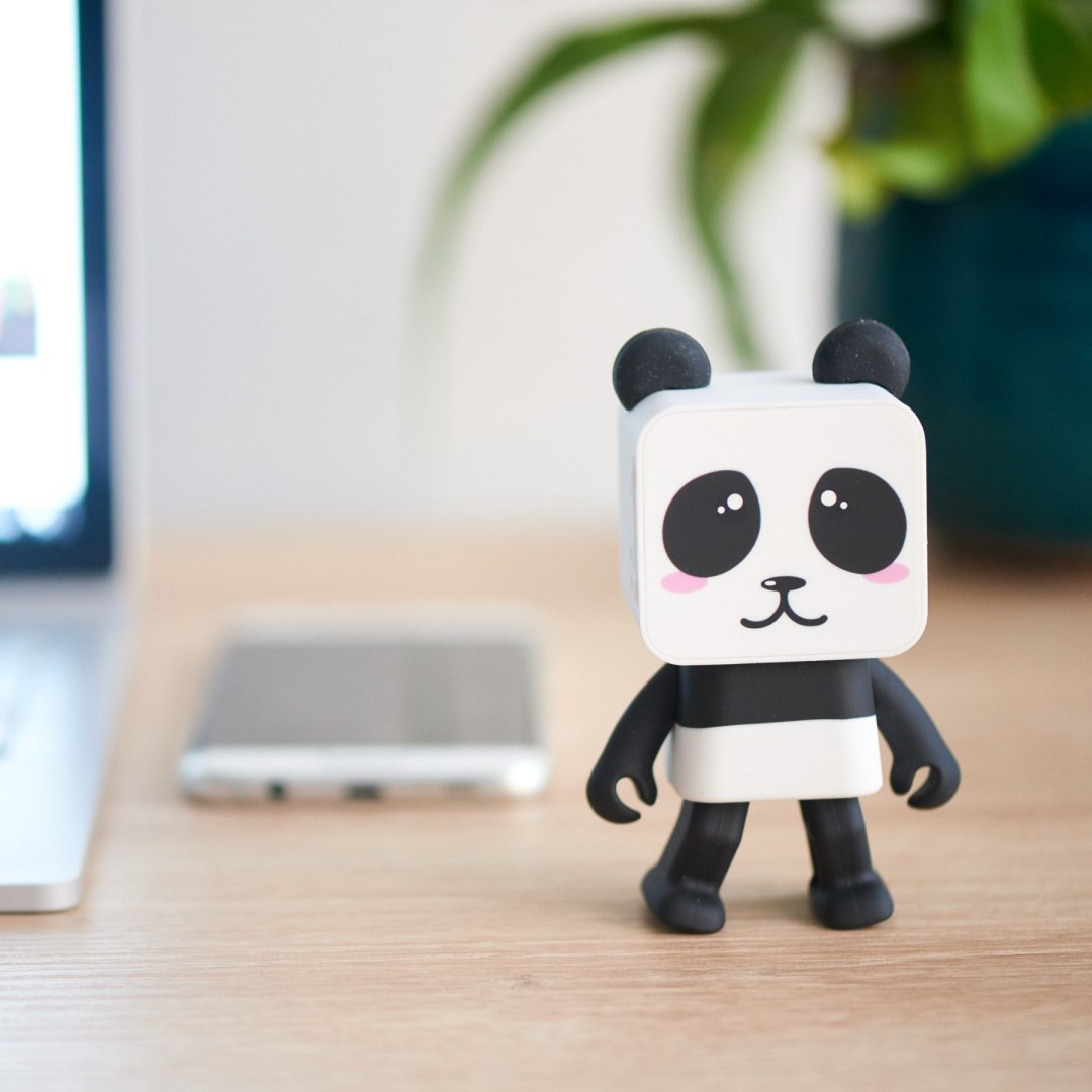 Tańczący głośnik bezprzewodowy panda w kształcie zabawnej czarno-białej pandy na biurku
