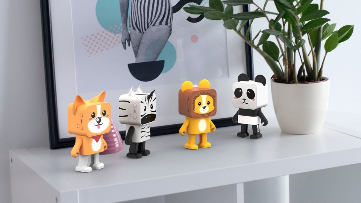 Tańczący głośnik bezprzewodowy panda oraz inne zwierzęce głośniki na białej półce obok rośliny doniczkowej