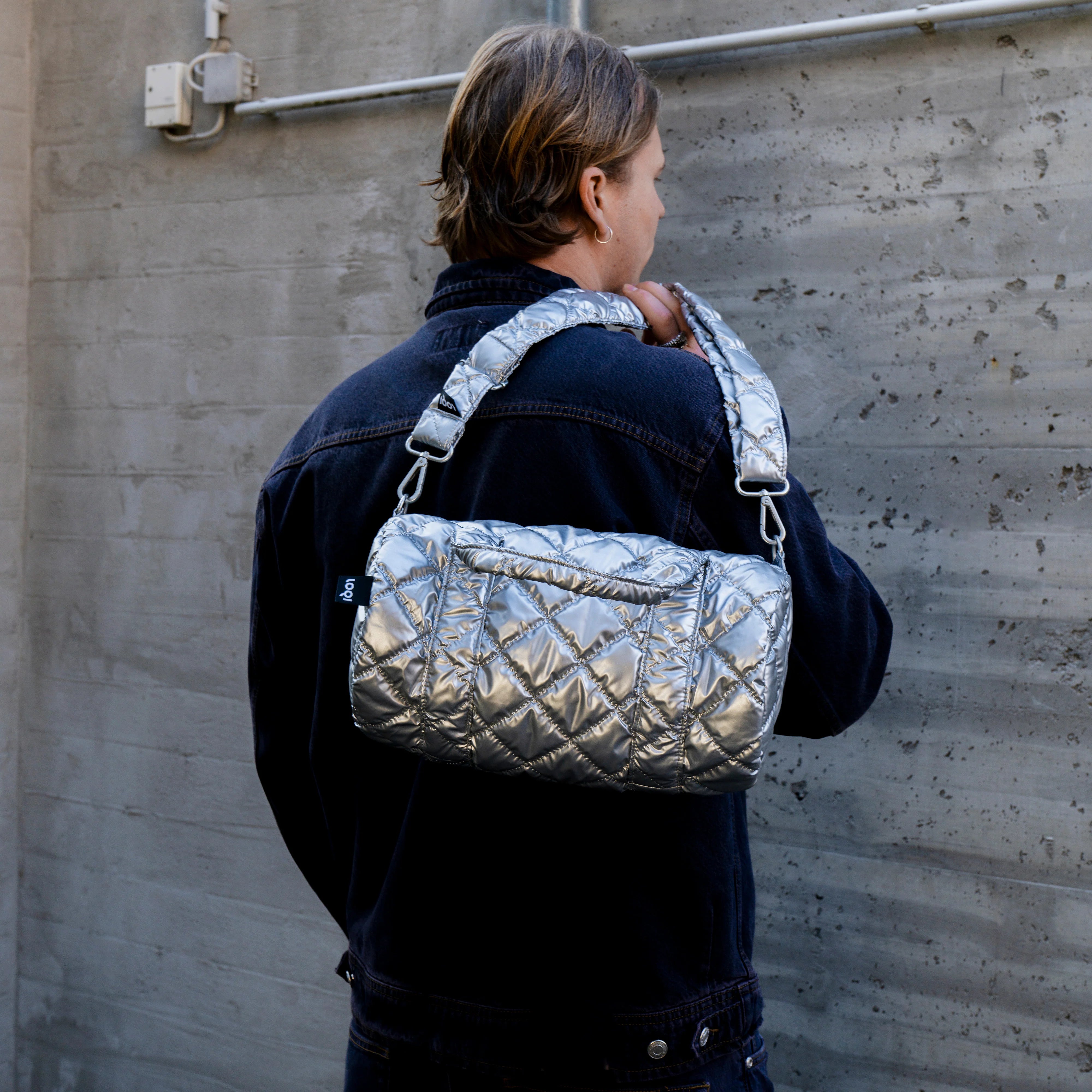 Torba weekender LOQI Metallic – Silver Puffy (średnia)