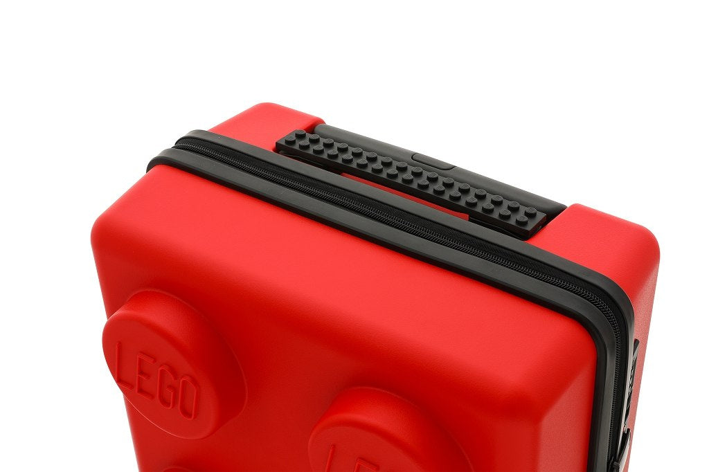 Czerwona walizka LEGO Signature z teksturą klocka i czarnym uchwytem od Yamann