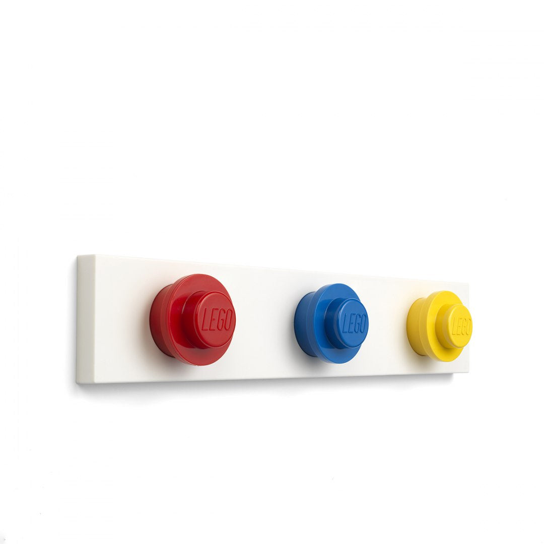 Wieszaki LEGO na ścianę w kolorach czerwonym niebieskim i żółtym na białej podstawie