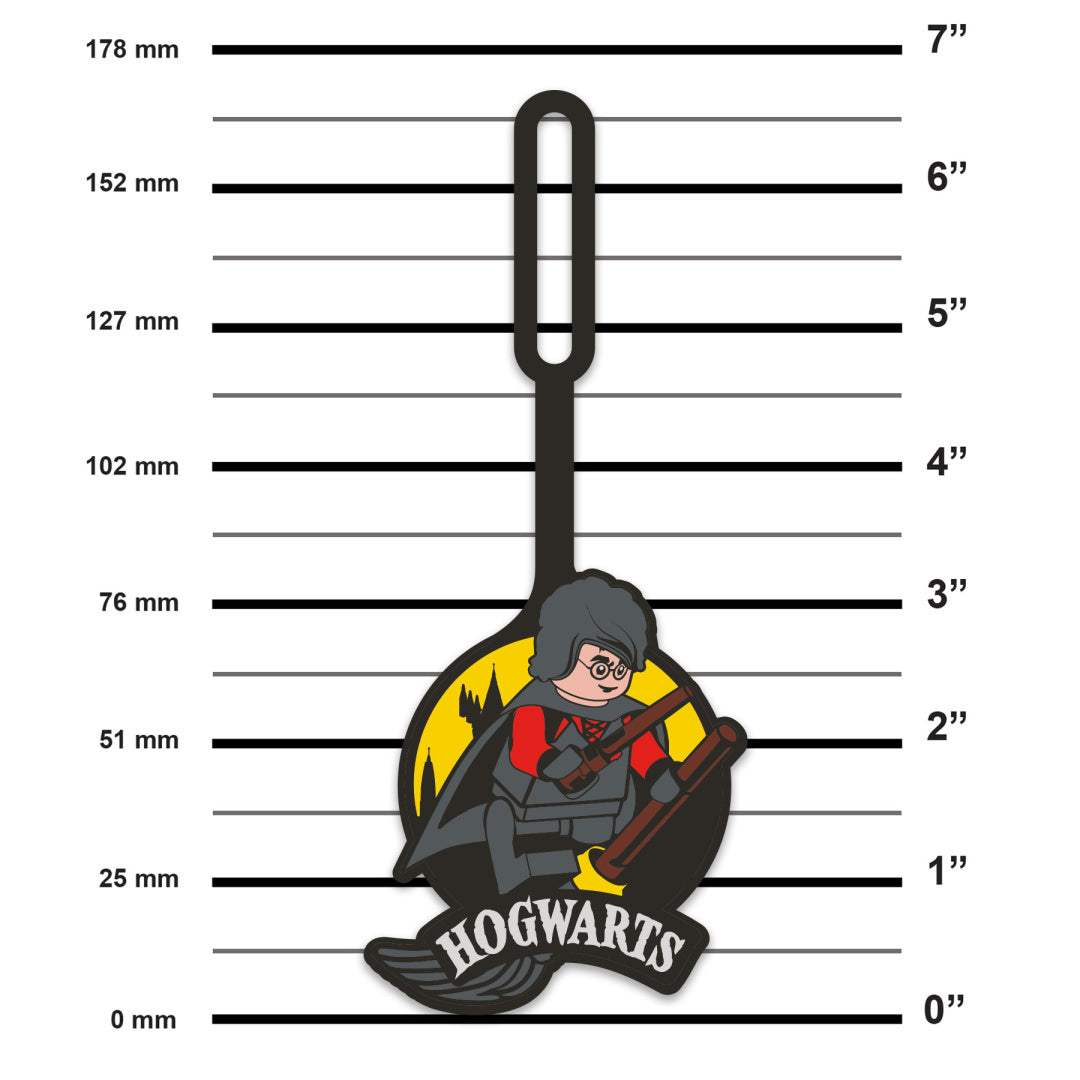 Zawieszka LEGO Harry Potter Quidditch z postacią czarodzieja na miotle i napisem Hogwarts