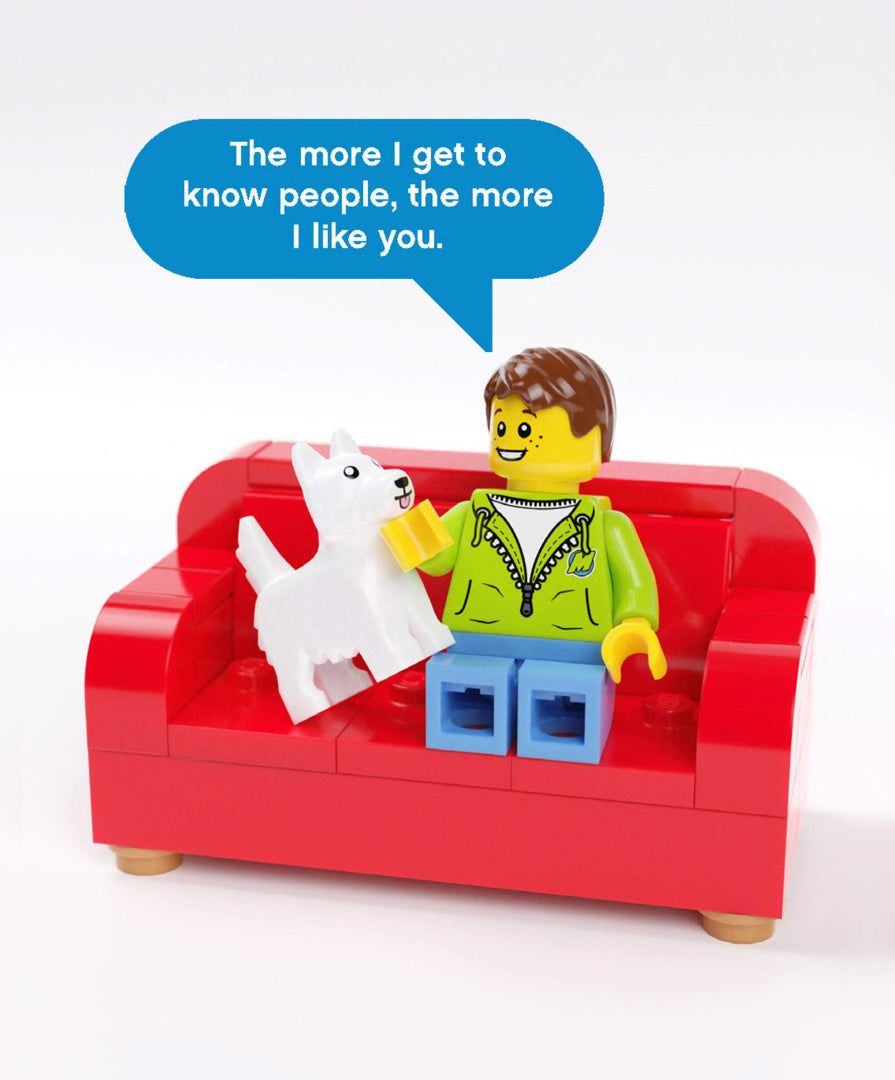 Postać Lego na czerwonej kanapie z białym psem i dymkiem tekstowym kartki okolicznościowe LEGO