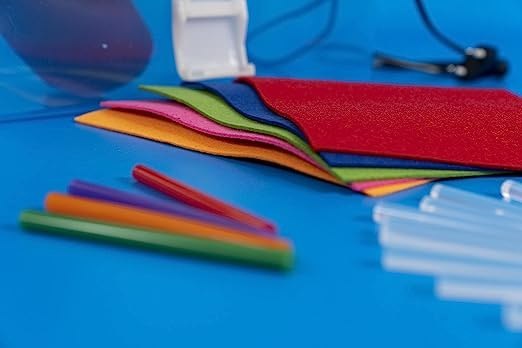 Conjunto criativo para crianças com materiais artesanais coloridos em fundo azul