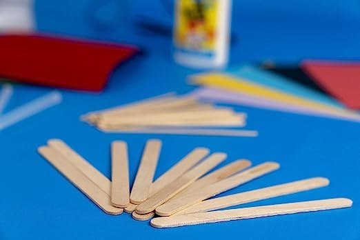 Um conjunto criativo para crianças com palitos de madeira e materiais lúdicos coloridos