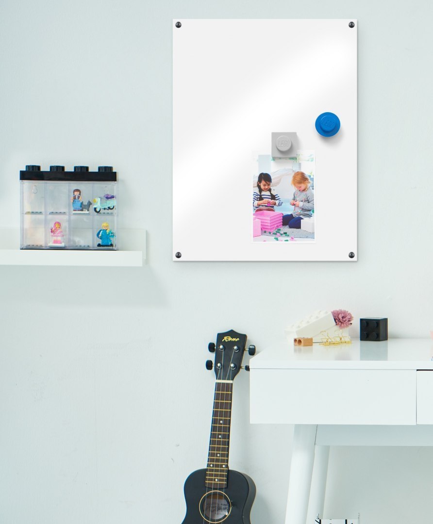 Magnesy LEGO do lodówki w kształcie klocków użyte do przypięcia zdjęcia na białej metalowej tablicy