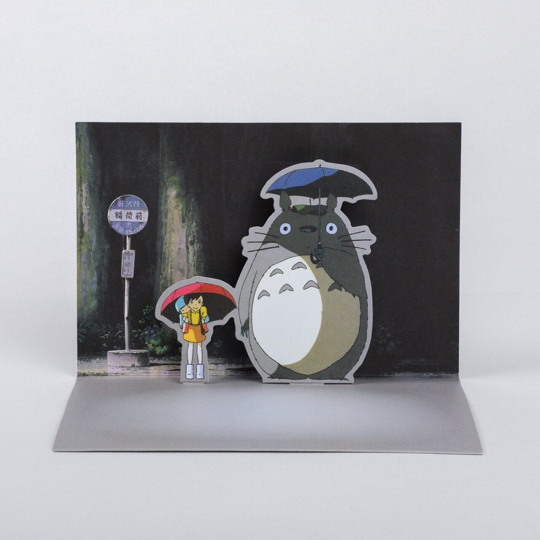 Zestaw pocztówek Pop-Up Totoro z postaciami Totoro i dziecka pod parasolami na przystanku autobusowym