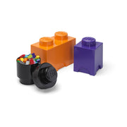 Pojemniki LEGO Halloween w kształcie klocków w kolorach pomarańczowym, fioletowym i czarnym z kolorowymi klockami w środku
