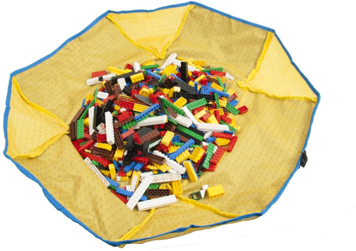 Zestaw pojemników LEGO z matą w kolorze żółtym i niebieskim z wieloma klockami LEGO w środku