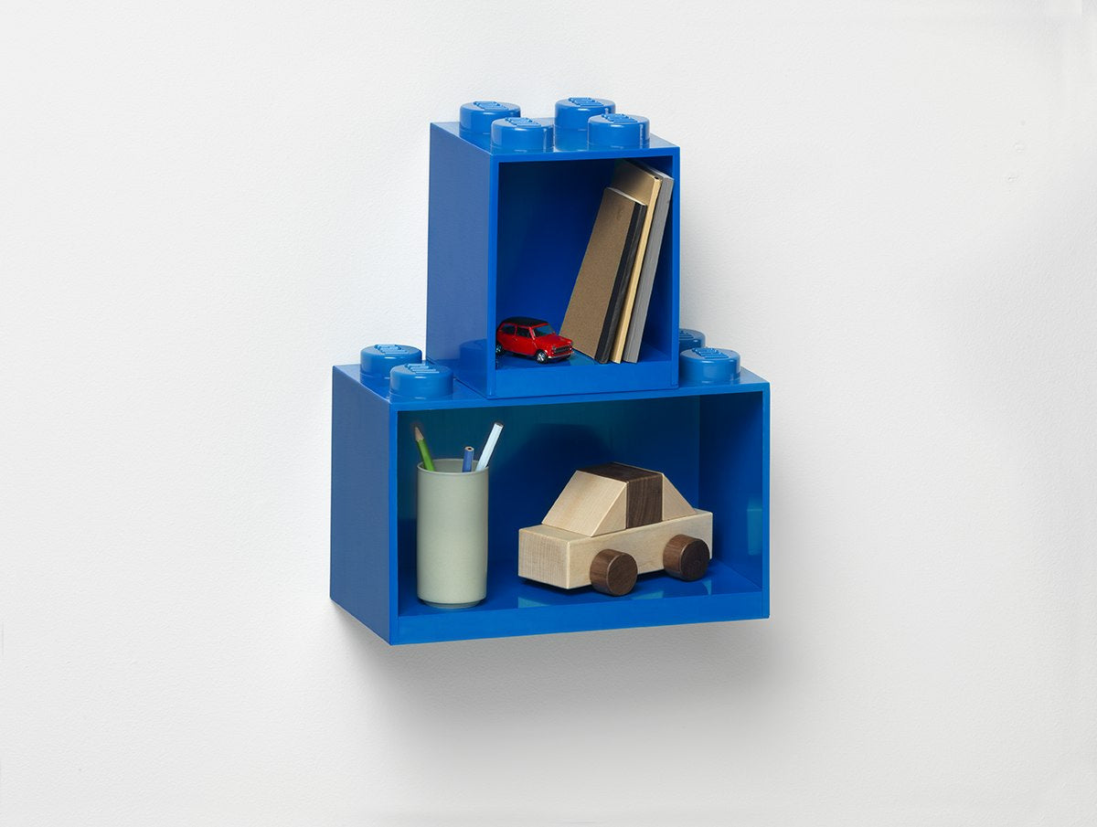 Niebieskie półki lego do pokoju dziecięcego z miejscem na książki i zabawki