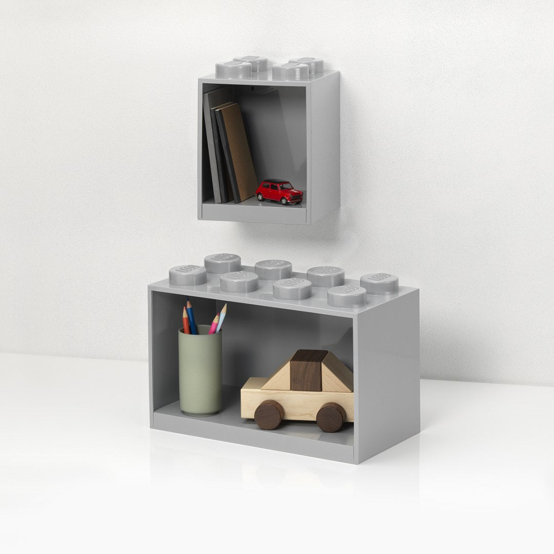 Szare półki LEGO szare w kształcie klocków do przechowywania z zabawkami i przyborami szkolnymi
