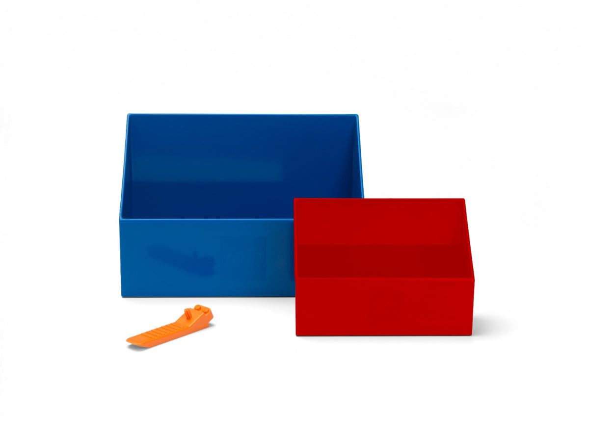Zestaw szufelek LEGO w kolorze niebieskim i czerwonym wraz z pomarańczowym narzędziem do czyszczenia