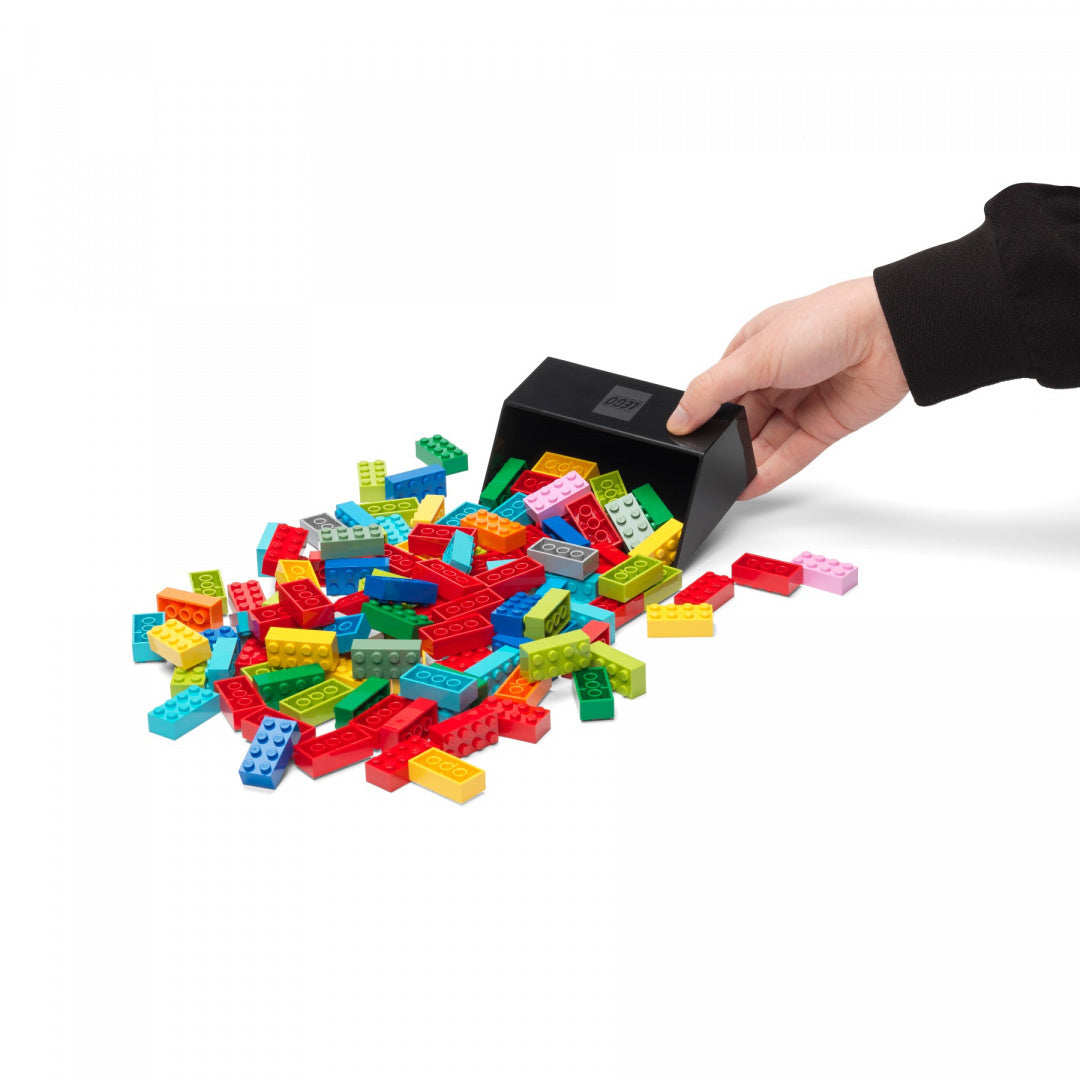 Czarna szufelka do klocków LEGO trzymana w ręku do sprzątania kolorowych klocków