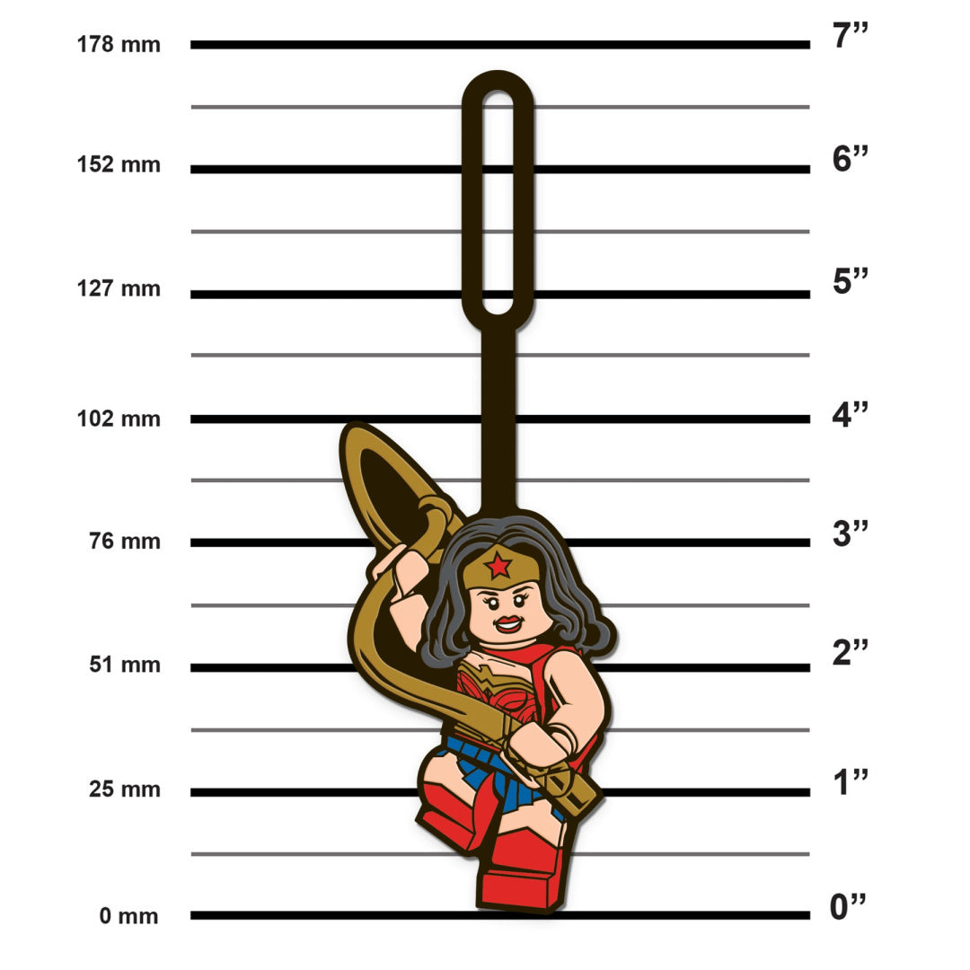 Zawieszka do plecaka Wonder Woman LEGO przedstawiająca postać Wonder Woman z lasso i tarczą